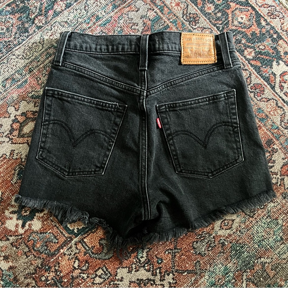 LEVI’S DENIM SHORTS